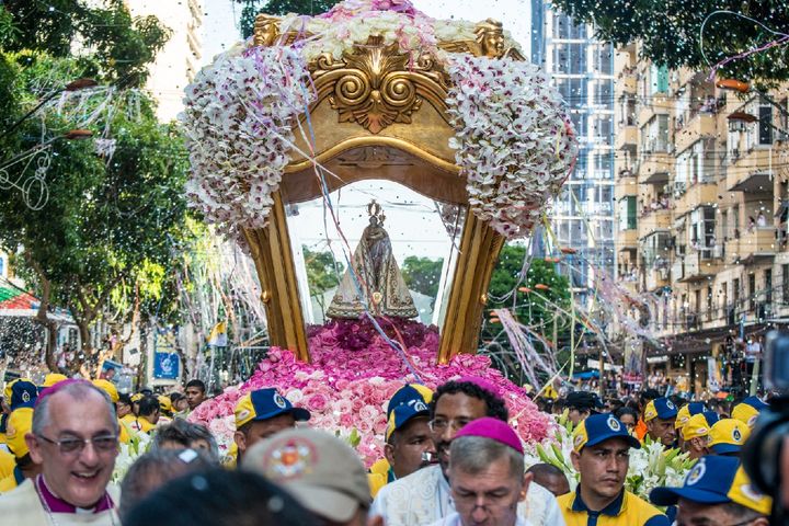 A Berlinda com a imagem de Nossa Senhora de Nazaré entre a multidão