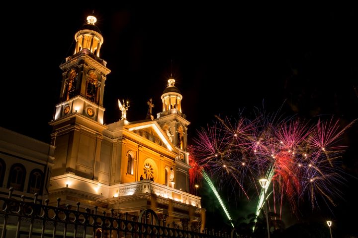 Fogos de artifício iluminam a noite sobre a Basílica Santuário no encerramento do Círio