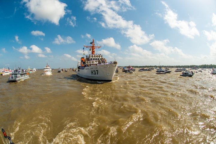 Navio da Marinha e embarcações na Baía do Guajará durante a Romaria Fluvial