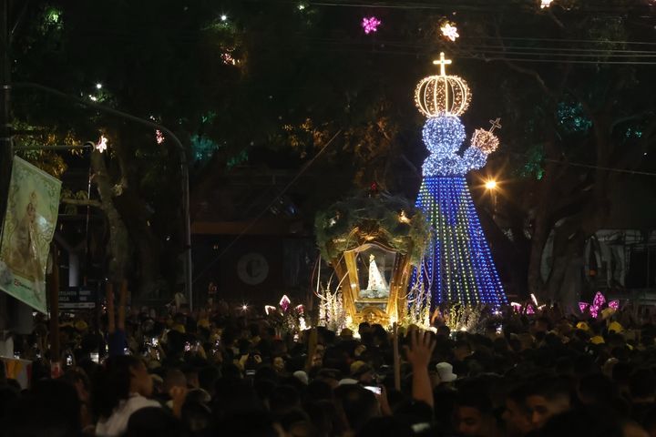 Multidão acompanha a Trasladação à noite em Belém